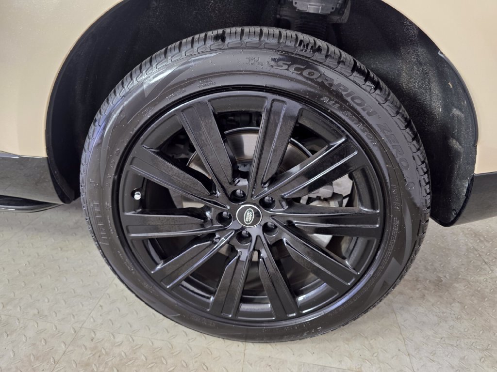 Used 2025 Land Rover Range Rover SE AWD/4WD image 17