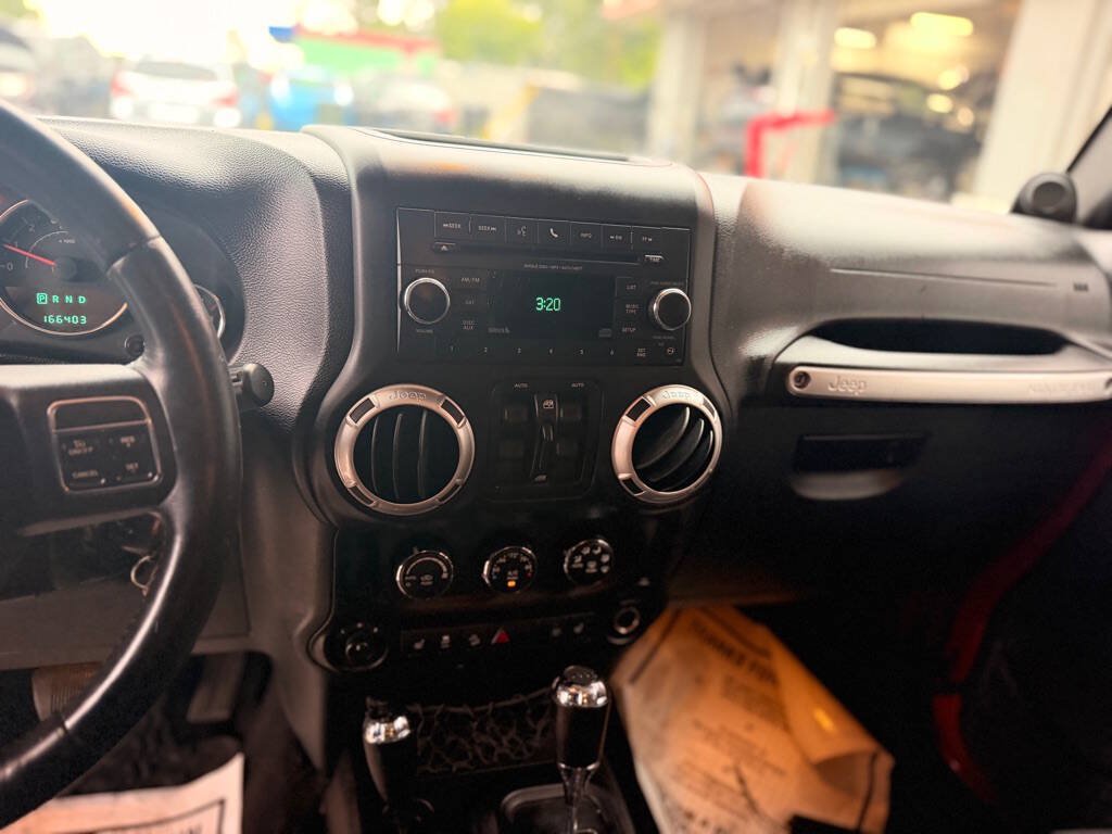 Used 2014 Jeep Wrangler Unlimited Sahara w/ Connectivity Group AWD/4WD image 18