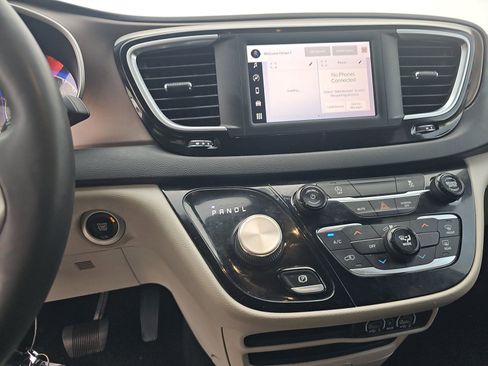 Used 2022 Chrysler Voyager LX image 13