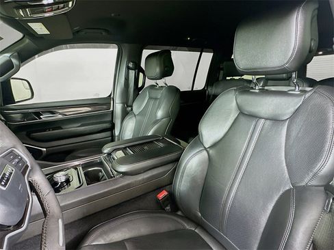 Used 2023 Jeep Wagoneer 2WD image 15