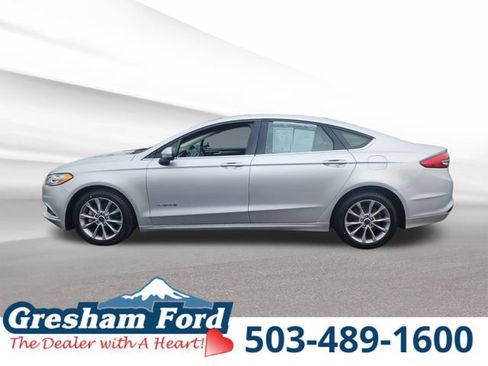 Used 2017 Ford Fusion SE FWD image 2