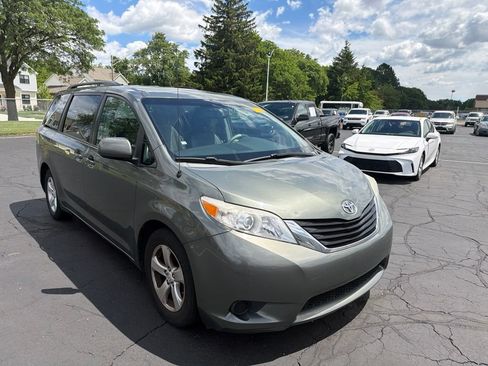 Used 2014 Toyota Sienna LE FWD image 4