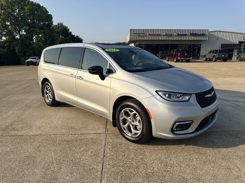 Used 2024 Chrysler Pacifica Limited w/ Uconnect Theater Family Group image 11