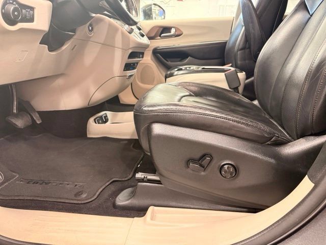 Used 2017 Chrysler Pacifica Touring-L Plus w/ Tire & Wheel Group FWD image 7