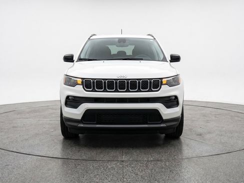 Used 2025 Jeep Compass Latitude image 2