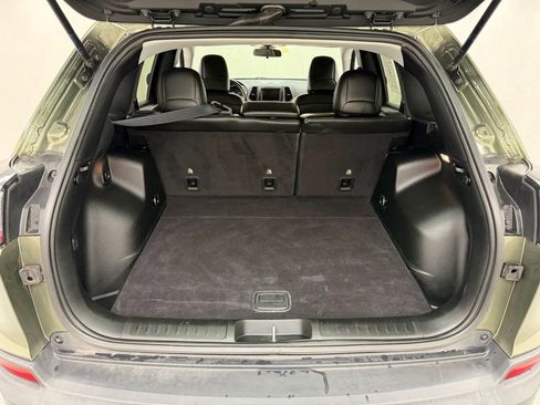 Used 2019 Jeep Cherokee Latitude Plus w/ Cold Weather Group AWD/4WD image 5