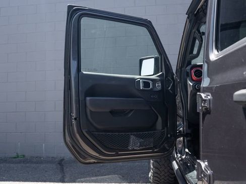 Used 2021 Jeep Wrangler Unlimited Rubicon w/ Cold Weather Group AWD/4WD image 15