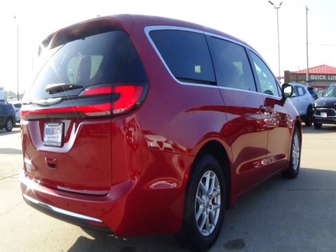 Certified 2025 Chrysler Pacifica Select FWD image 6