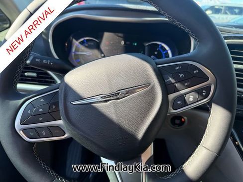 Used 2024 Chrysler Pacifica Select image 9
