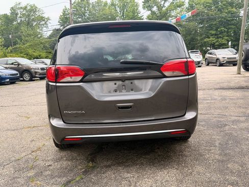 Used 2017 Chrysler Pacifica Touring-L w/ Tire & Wheel Group FWD image 6