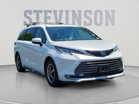 Certified 2023 Toyota Sienna Limited AWD/4WD image 7