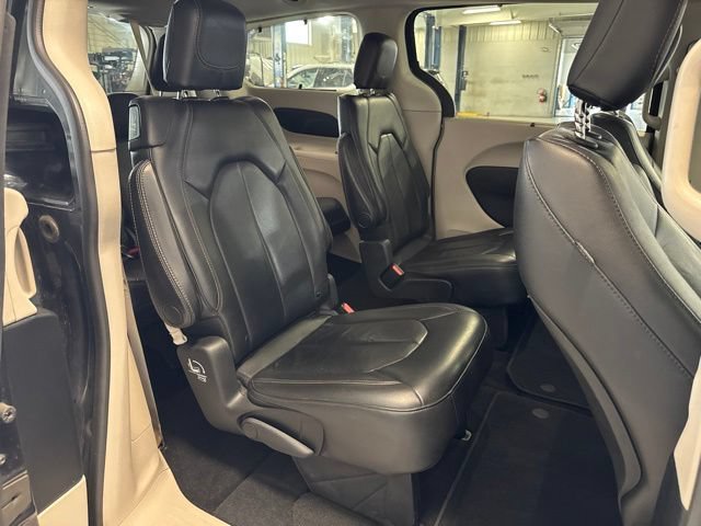 Used 2020 Chrysler Pacifica Touring-L FWD image 18