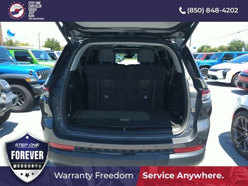 Used 2023 Jeep Grand Cherokee L Limited w/ Luxury Tech Group II RWD image 32