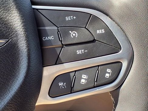 Used 2024 Chrysler Pacifica Touring-L FWD image 22