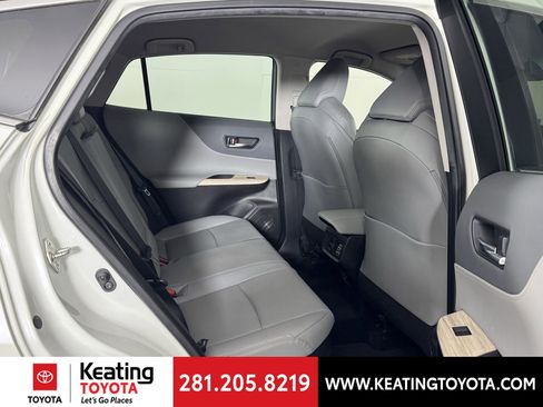 Used 2022 Toyota Venza XLE image 16