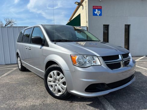 Used 2018 Dodge Grand Caravan SE w/ UConnect Hands-Free Group FWD image 8