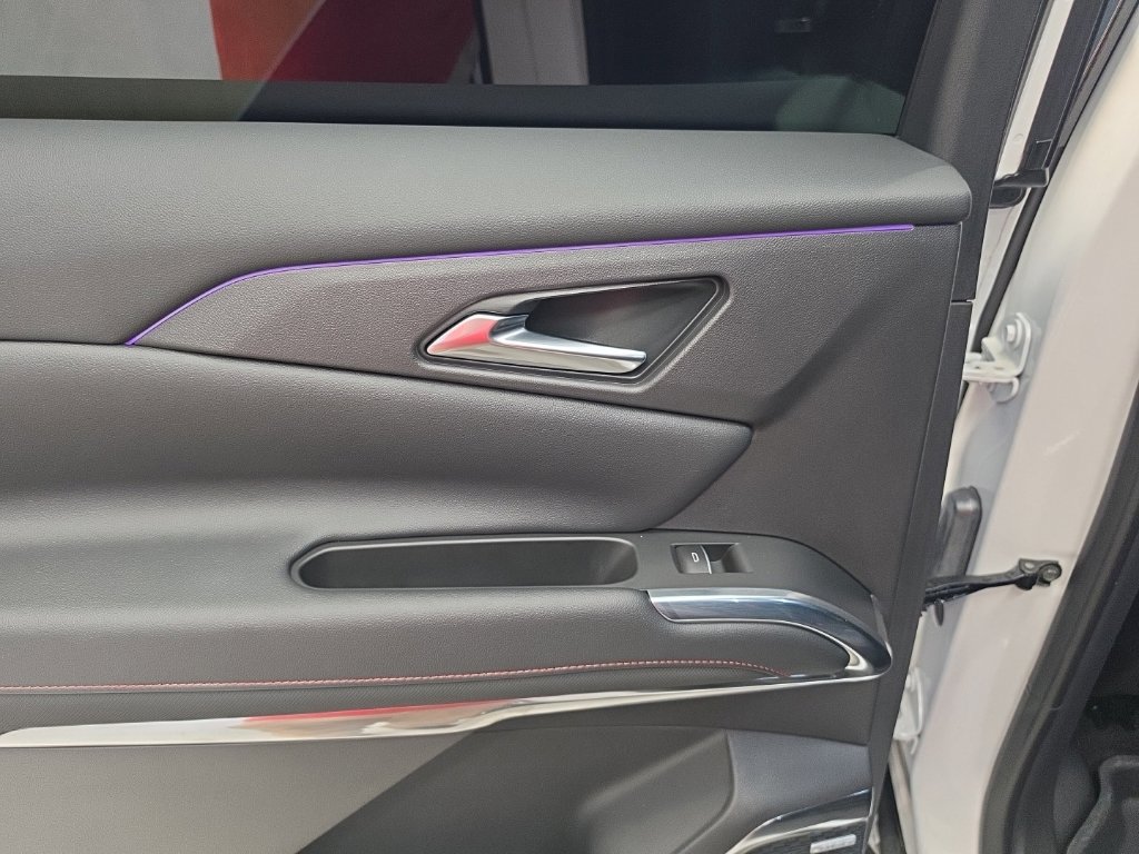 Used 2025 Chevrolet Traverse RS w/ LPO, Floor Liner Package FWD image 46