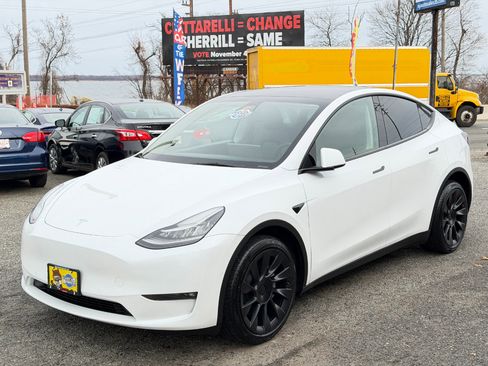 Used 2022 Tesla Model Y Long Range image 8