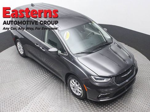 Used 2023 Chrysler Pacifica Touring-L FWD image 3