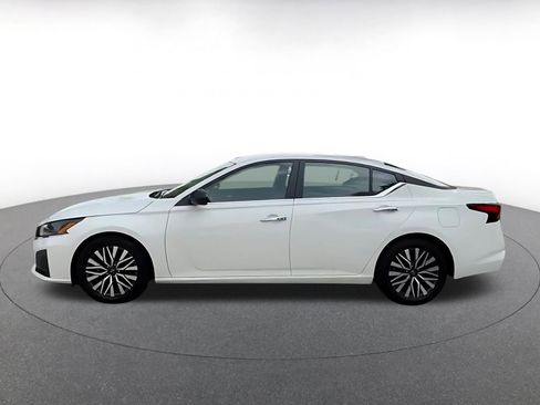 Used 2025 Nissan Altima 2.5 SV FWD image 8