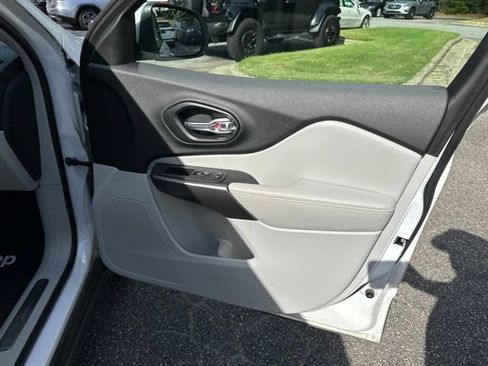 Used 2021 Jeep Cherokee Limited FWD image 19