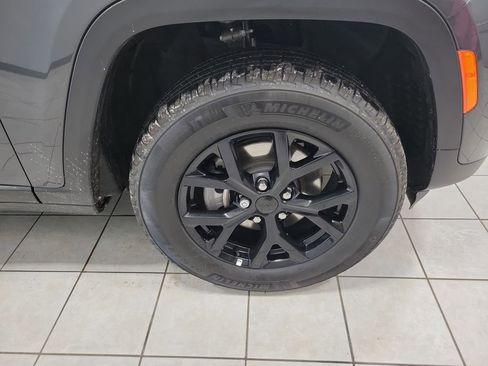 Used 2025 Jeep Grand Cherokee Altitude image 43