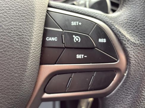 Used 2019 Jeep Cherokee Latitude w/ Popular Appearance Group FWD image 10