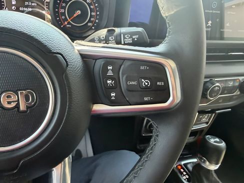 Used 2025 Jeep Wrangler Unlimited Sahara AWD/4WD image 19