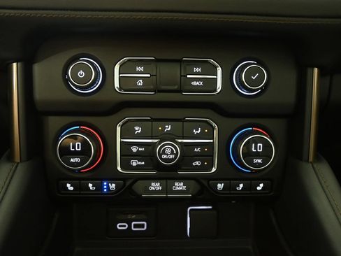 Used 2021 Chevrolet Suburban High Country AWD/4WD image 31