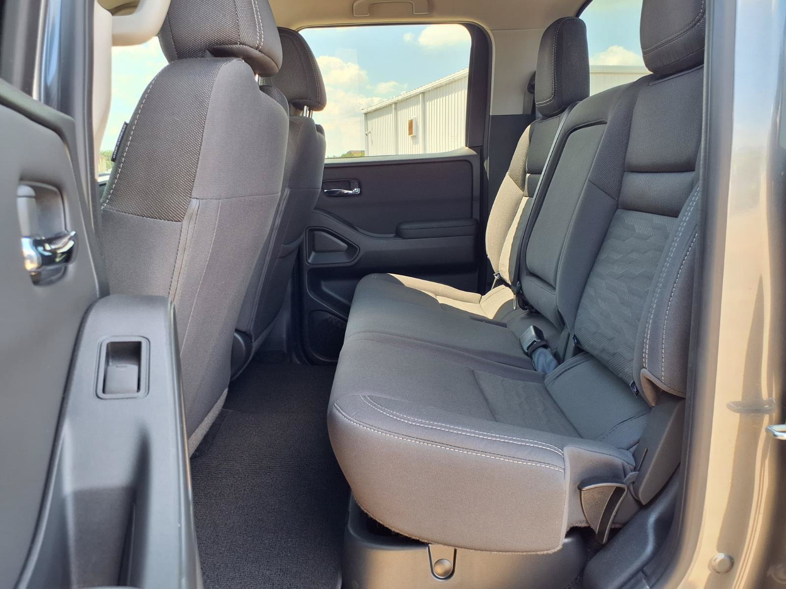 Used 2024 Nissan Frontier SV RWD image 16