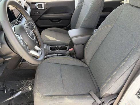 Used 2025 Jeep Wrangler Sahara image 20