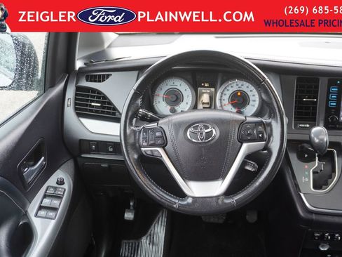 Used 2016 Toyota Sienna SE Premium image 17