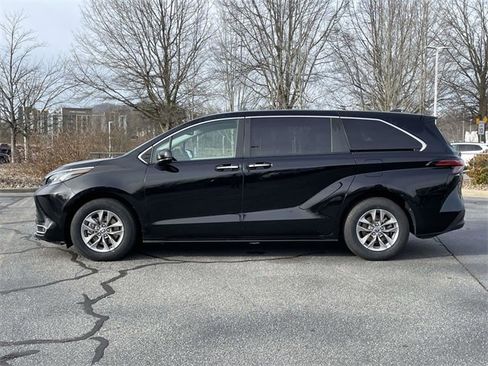 Used 2022 Toyota Sienna XLE image 2