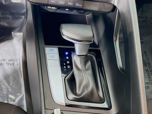 Certified 2025 Hyundai Elantra SE FWD image 17