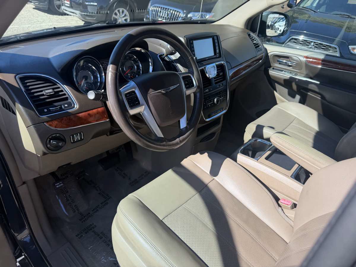 Used 2013 Chrysler Town & Country Touring-L w/ Driver Convenience Group FWD image 10