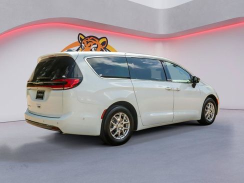 Used 2025 Chrysler Pacifica Select FWD image 5