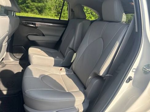 Used 2023 Toyota Highlander Limited FWD image 13