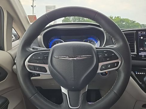 Used 2023 Chrysler Pacifica Touring-L FWD image 39