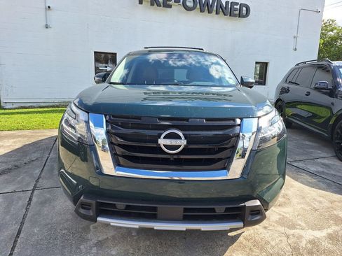 Used 2025 Nissan Pathfinder Platinum FWD image 2