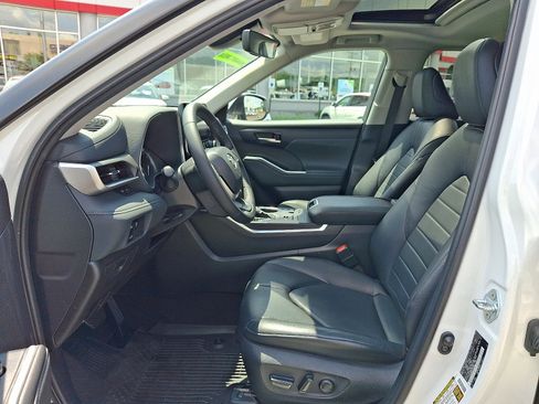 Used 2024 Toyota Highlander XLE AWD/4WD image 14