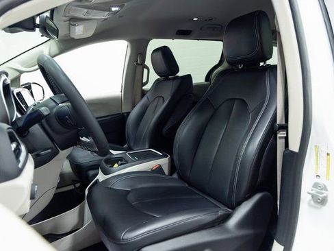 Used 2024 Chrysler Pacifica Touring-L image 21