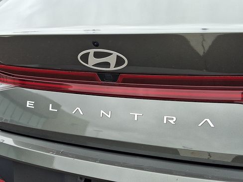 Certified 2025 Hyundai Elantra SEL FWD image 30