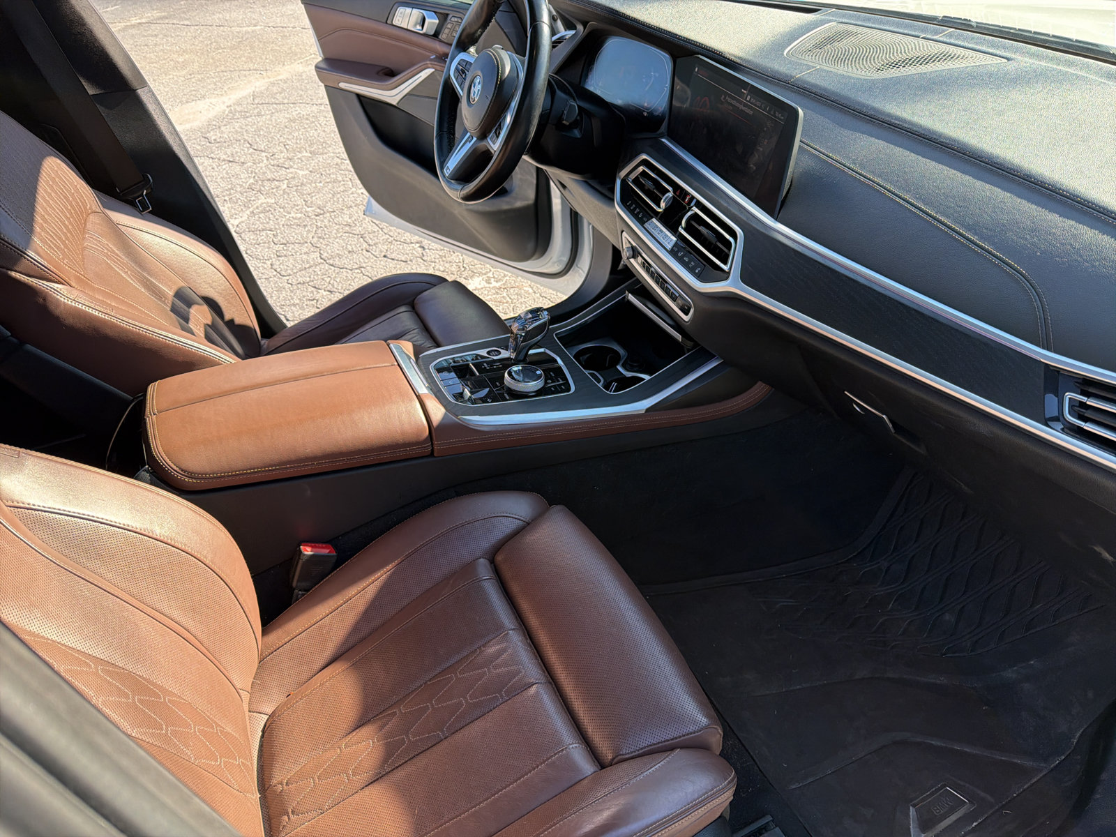 Used 2022 BMW X7 xDrive40i w/ M Sport Package AWD/4WD image 15