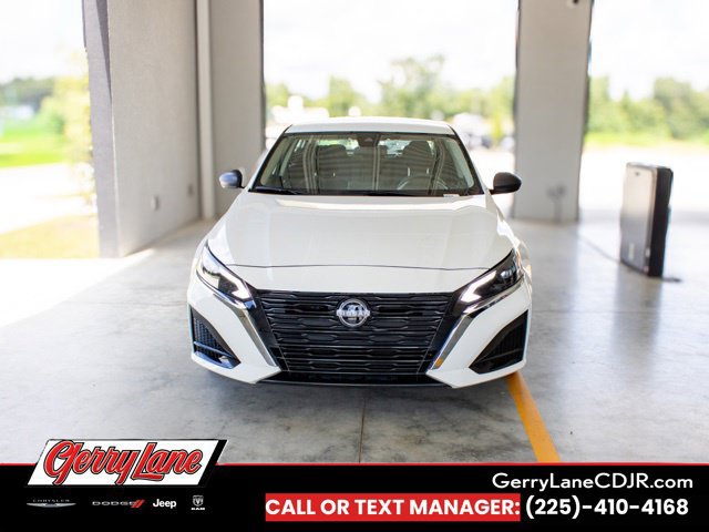 Used 2025 Nissan Altima 2.5 SV FWD image 2