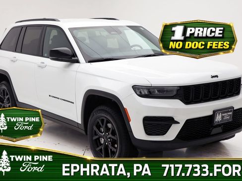Used 2025 Jeep Grand Cherokee Altitude AWD/4WD image 1