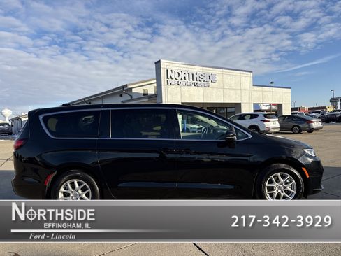 Used 2024 Chrysler Pacifica Touring-L image 1