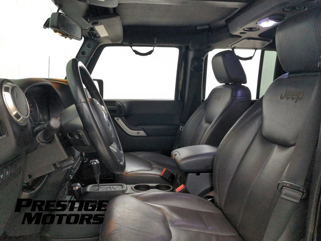 Used 2015 Jeep Wrangler Unlimited Rubicon w/ Connectivity Group AWD/4WD image 30
