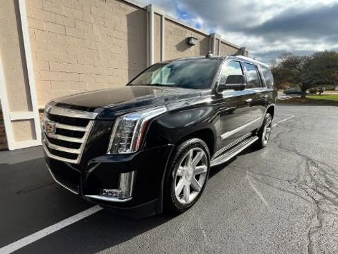 Used 2018 Cadillac Escalade Luxury image 1