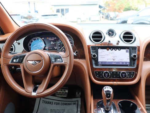 Used 2017 Bentley Bentayga image 17
