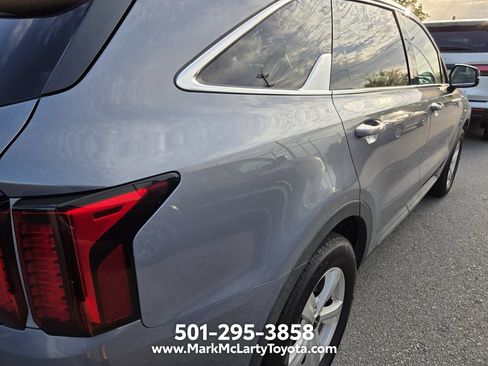 Used 2023 Kia Sorento LX FWD image 9
